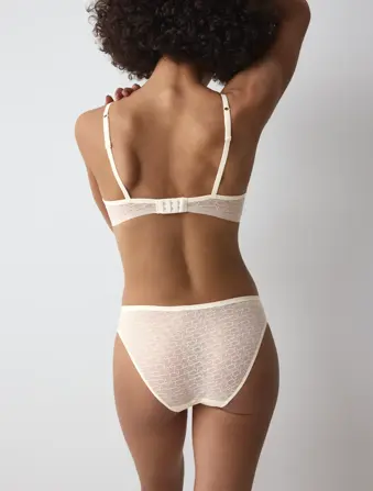 TRIUMPH SIGNATURE SHEER