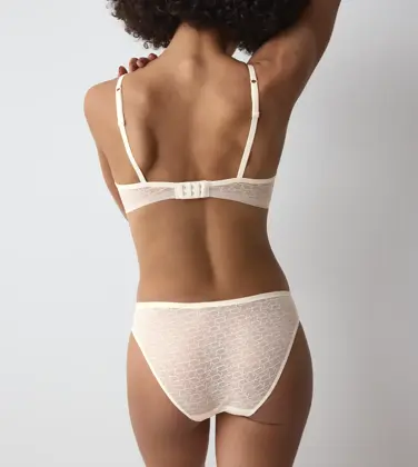 TRIUMPH SIGNATURE SHEER
