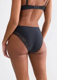 AMOURETTE GRAPHIC