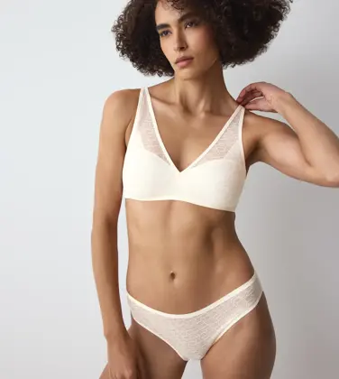 TRIUMPH SIGNATURE SHEER