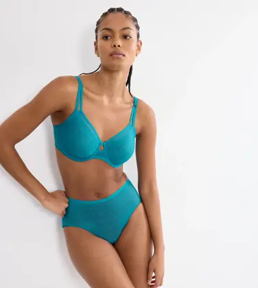 TRIUMPH SIGNATURE SHEER