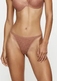 TRIUMPH SIGNATURE SHEER