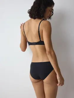 BODY MAKE-UP ESSENTIALS