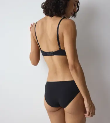 BODY MAKE-UP ESSENTIALS