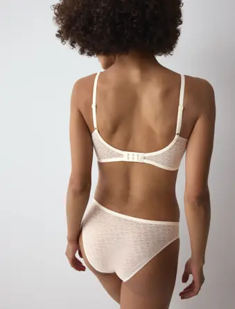 TRIUMPH SIGNATURE SHEER