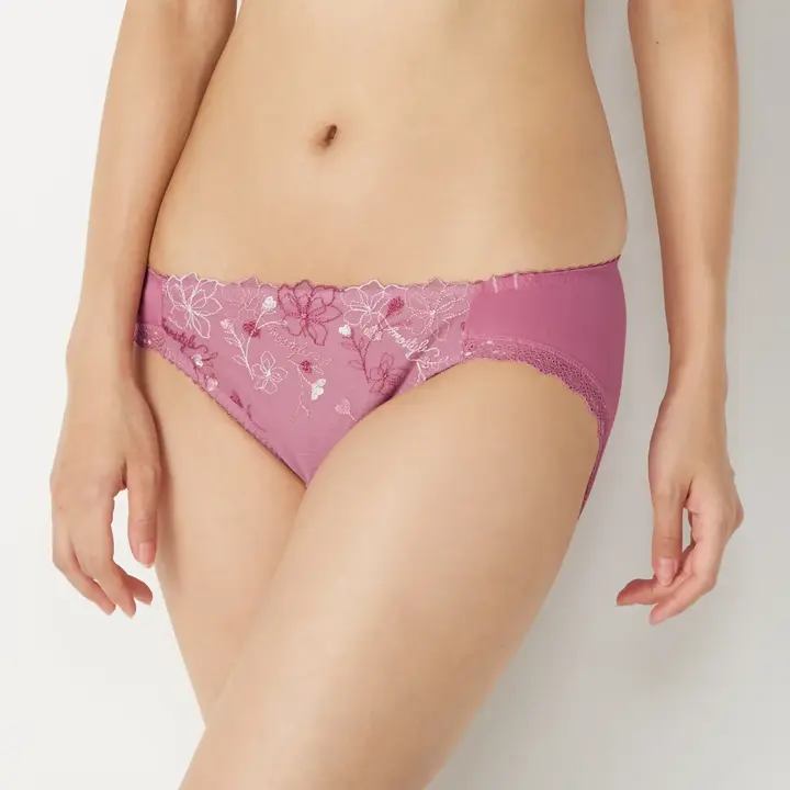 【WEB/アウトレット限定】チャーミングラマー(R)スリムラインDeepV ブラ＆ショーツセット ラインアートステッチ【一部カラーSALE】 【一部カラーSALE】, レッド, model image number 1