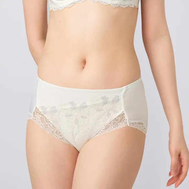 フロラーレ バイ トリンプ122 はきこみ普通ショーツ, ホワイト, model image number 0