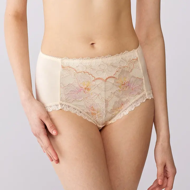 【SALE】天使のブラ 魔法のハリ感626 はきこみ深めショーツ, ベージュ, model image number 0