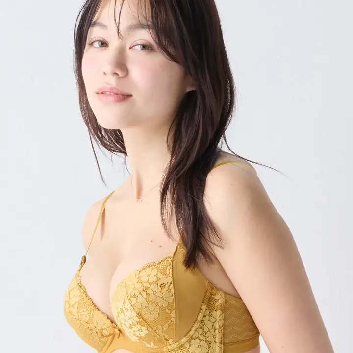 【WEB/アウトレット限定】きゅっと寄せブラ ブラ＆ショーツセット スウィンギングブーケ【一部カラーSALE】 【一部カラーSALE】, イエロー, model image number 4