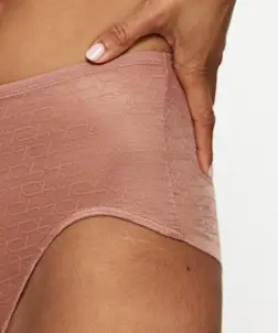 TRIUMPH SIGNATURE SHEER