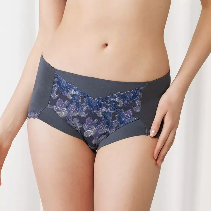 【SALE】天使のブラ(R) 魔法のハリ感596 はきこみ深めショーツ, ブルー, model image number 0