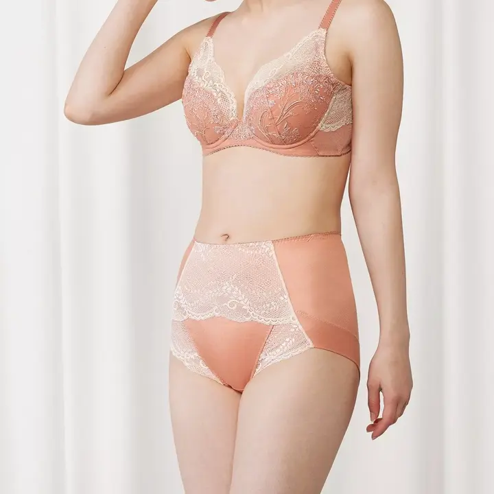 【SALE】トリンプ プレミアム ゴールドレーベル4002 はきこみ深めショーツ, ベージュ, model image number 1