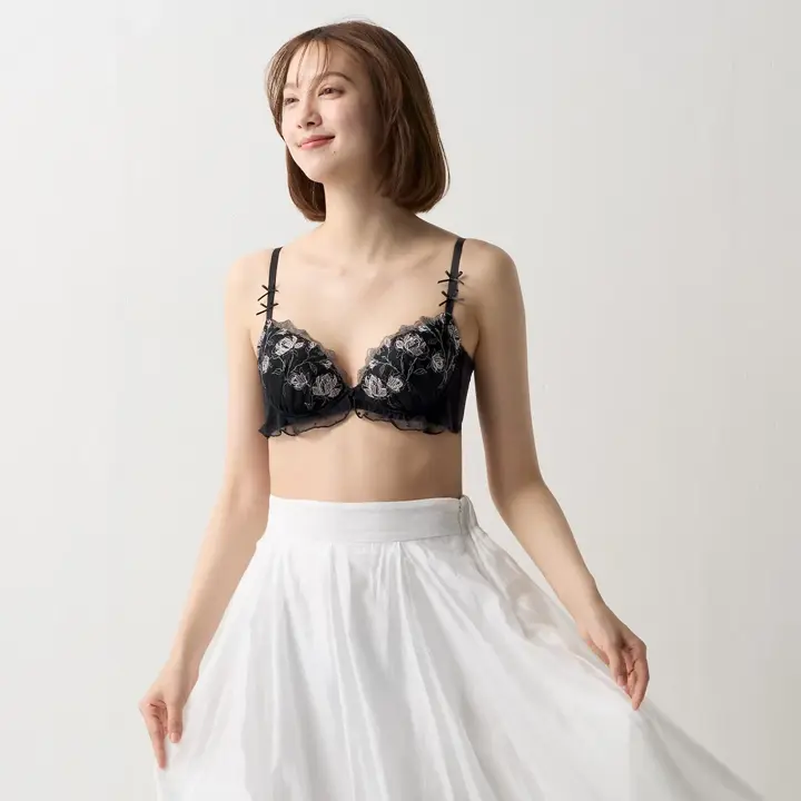 チャーミングラマー スリムライン ブラジャー プレイフルローズ, ブラック, model image number 1