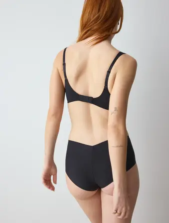 BODY MAKE-UP ILLUSION