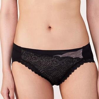 すっきり包み込むブラ585 レギュラーショーツ【一部カラーSALE】, ブラック, model