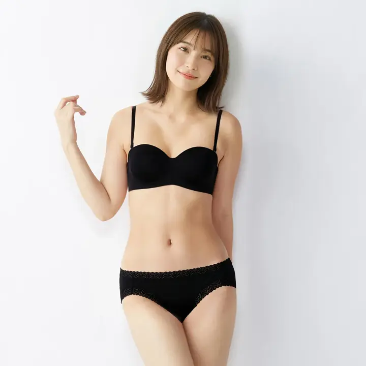 ストラップレス ハーフカップブラ ブラジャー2(ストラップ取り外し可) シグネチャースムース, ブラック, model image number 1